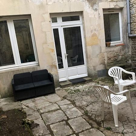 Cosy Appartement Au Plein Centre De Ruffec Exterior photo