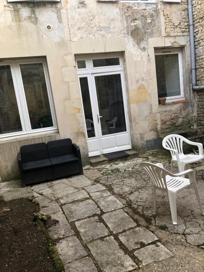 Cosy Appartement Au Plein Centre De Ruffec Exterior photo